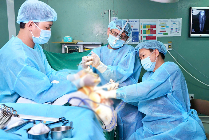 toa-n-ca-nh-ekip-mo-1751035858-7074-7912-1751036862 Các bác sĩ phẫu thuật cho bệnh nhân. Ảnh: Bệnh viện cung cấp