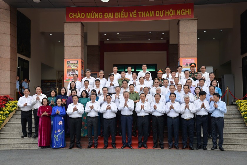 Tổng Bí thư Tô Lâm và các đại biểu chụp ảnh lưu niệm.