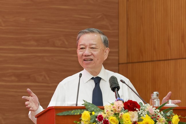 Tổng Bí thư Tô Lâm nhấn mạnh, Mặt trận và các đoàn thể chính trị - xã hội phải thực sự đi đầu, là trung tâm quy tụ, dẫn dắt phong trào và lòng dân trong "cuộc cách mạng" tổ chức bộ máy. Ảnh: Nguyễn Hải