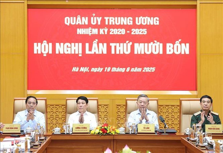 Tổng Bí thư Tô Lâm, Chủ tịch nước Lương Cường, Thủ tướng Phạm Minh Chính và Bộ trưởng Bộ Quốc phòng Phan Văn Giang dự hội nghị - Ảnh: TTXVN
