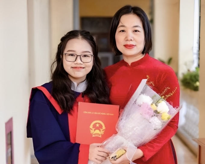 tran-thuy-linh-va-gvcn-phung-t-6649-4750-1750174807 Thùy Linh cùng cô giáo Phùng Thị Thủy. Ảnh: Nhân vật cung cấp