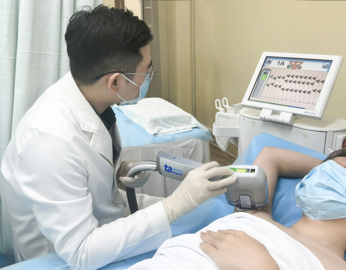 tri-ho-i-na-ch-1750325085-1750-4181-9794-1750325150 Bác sĩ dùng công nghệ vi sóng điều trị chứng tăng tiết mồ hôi cho Phong. Ảnh: Bệnh viện Đa khoa Tâm Anh