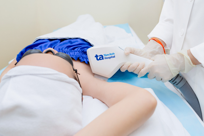 trie-t-lo-ng-ipl-1750487766-2081-1750487797 Bác sĩ sử dụng công nghệ IPL triệt lông vùng nách cho một phụ nữ. Ảnh minh họa: Phòng khám Đa khoa Tâm Anh Quận 7