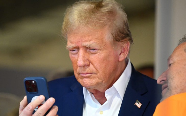 trump-iphone-1750081068484721442921 Tập đoàn Trump mở bán smartphone giá 499 USD, khẳng định Made in USA - Ảnh 1.