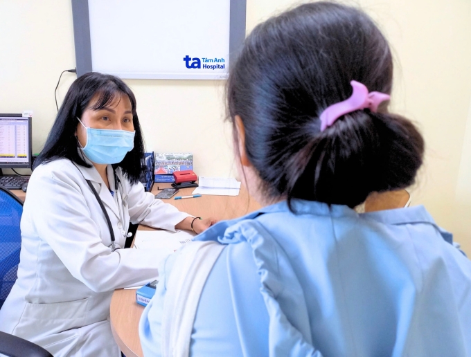 ts-bs-minh-du-c-kham-2-1750126-6874-6831-1750127123 Bác sĩ Minh Đức khám cho một người bệnh. Ảnh minh họa: Bệnh viện Đa khoa Tâm Anh
