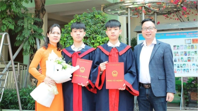 tung-lam-ben-phai-va-tuan-lam-5100-2038-1750731767 Tùng Lâm (bên phải) và Tuấn Lâm (bên trái) cùng gia đình. Ảnh: Nhân vật cung cấp