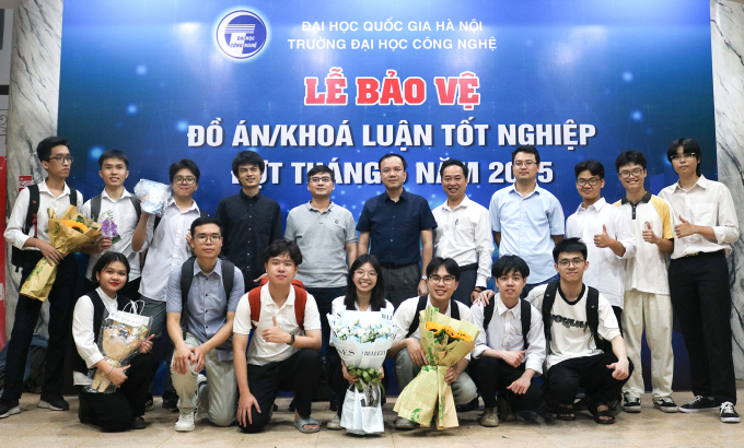 uet-jpeg-1750307114-5465-1750325612 Nhóm sinh viên tốt nghiệp sớm một năm trong buổi bảo vệ đồ án tốt nghiệp cuối tháng 5. Ảnh: VNU-UET