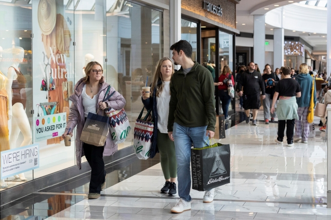 us-shopper-1-1750929394-6836-1750929520 Người dân mua sắm trong một trung tâm thương mại ở Pennsylvania (Mỹ). Ảnh: Reuters