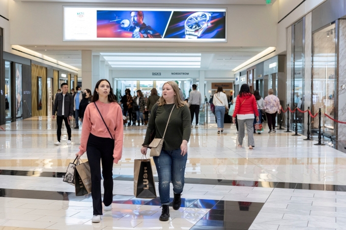 us-shopper-reuters-2-174986356-2627-3619-1749863622 Người dân mua sắm trong một trung tâm thương mại ở Pennsylvania (Mỹ). Ảnh: Reuters