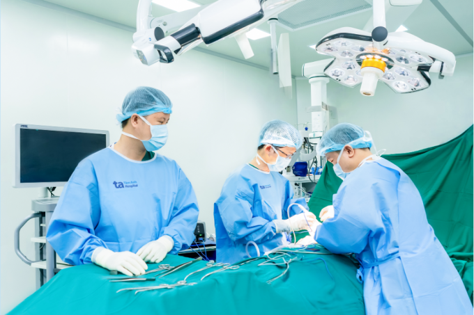 ut-nguc-1749803226-7689-1749803356 Bác sĩ Tấn và êkíp phẫu thuật cho chị Dương. Ảnh: Bệnh viện Đa khoa Tâm Anh