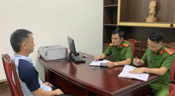 vi-ngo-jpeg-1751195191-3017-1751195578 Cảnh sát lấy lời khai Vi Ngộ. Ảnh: Lam Sơn