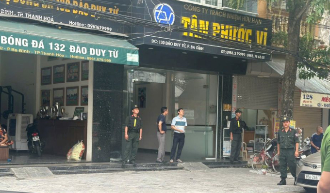 vi-ngo-jpeg-1751195613-1912-1751196123 Cảnh sát cơ động bao vây bên ngoài căn nhà của Vi Ngộ ở phố Đào Duy Từ sáng 29/6. Ảnh: Lam Sơn
