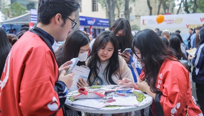 viet-nhat-jpeg-1749642304-1749-7743-5135-1749642368 Sinh viên trường Đại học Việt Nhật tư vấn tuyển sinh hồi tháng 3. Ảnh: VJU