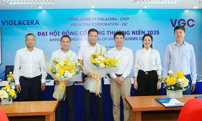 viglacera-dhdcd-100625-a11-jpg-4839-3195-1749609772 Tân Chủ tịch HĐQT Viglacera Trần Mạnh Hữu (thứ 3 từ trái) và Tổng giám đốc Nguyễn Văn Tuấn (thứ 2 từ trái) tại phiên họp thường niên ngày 10/6. Ảnh: VGC