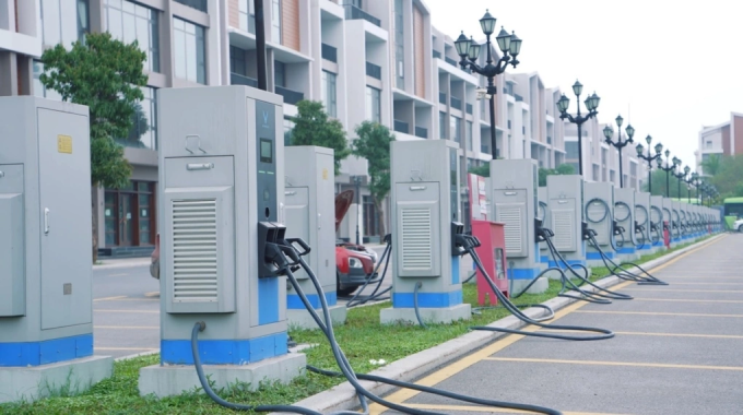 vin-f-1745829735-7514-17458299-3089-9510-1750046499 Hệ thống trụ sạc điện tại một dạy phố ở Hà Nội. Ảnh: Quang Anh