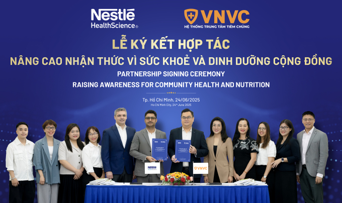 vnvc-ky-ke-t-na-ng-cao-nha-n-t-3865-2671-1750819675 Bà Hà Thu Nga, Phó tổng giám đốc Công ty Vaccine VNVC (thứ 5 từ phải qua) và ông Pablo Mazzoletti, Giám đốc Nestlé Health Science khu vực ASEAN (thứ 5 từ trái qua) chứng kiến lễ ký kết hợp tác chiến lược giữa Hệ thống Tiêm chủng VNVC và Nestlé Health Science, thuộc Tập đoàn Nestlé. Ảnh: VNVC
