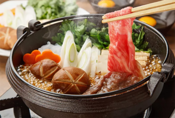 w1-1751255240-8276-1751258606 Bò Wagyu ăn lẩu Sukiyaki. Ảnh: JNTO