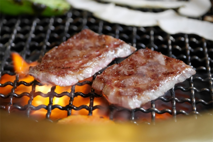 w3-1751256033-4600-1751258606 Bò Wagyu nướng theo hình thức yakiniku. Ảnh: JNTO