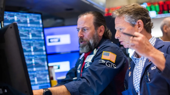 wall-street-13-jun-nyse-174986-4943-1954-1749861415 Các nhân viên giao dịch làm việc trên Sàn chứng khoán New York phiên 13/6. Ảnh: NYSE