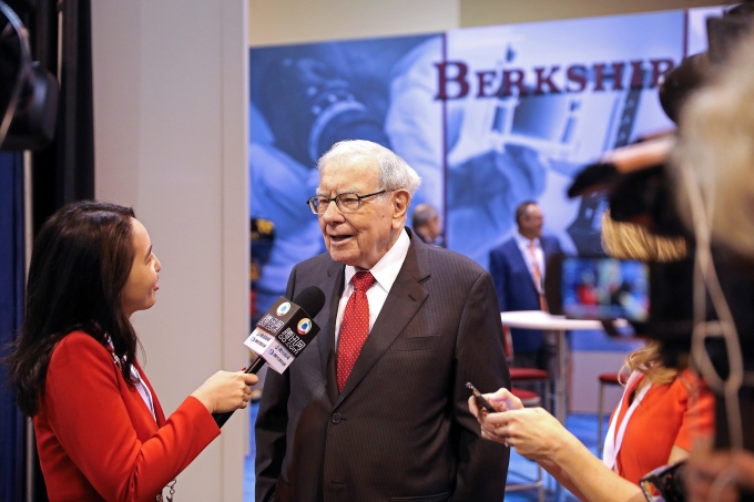 warren-buffett-1751124765-2945-1751124813 Warren Buffett tại ĐHCĐ của Berkshire Hathaway năm 2019. Ảnh: Reuters