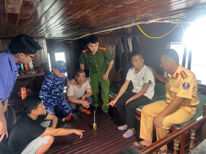 ytk76ki6i76-1749294302-1306-1749294429 Ông Trịnh (áo kẻ ngồi giữa) mua ma túy mời hai người khác sử dụng. Ảnh Công an cung cấp