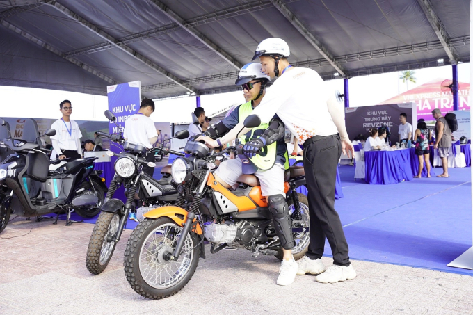 z5714864820703-97ad24cf0f89710-5848-8844-1749716350 Runner lái thử xe Yamaha tại VnExpress Marathon Nha Trang 2024. Ảnh: VM