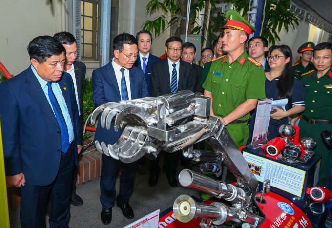 z6607605439261-e8dc037762d5084-7695-5198-1749744377 Phó thủ tướng Nguyễn Chí Dũng và Bộ trưởng Khoa và Công nghệ Nguyễn Mạnh Hùng tham quan các sản phẩm tại ngày khoa học công nghệ Việt Nam 2025 Ảnh: Giang Huy