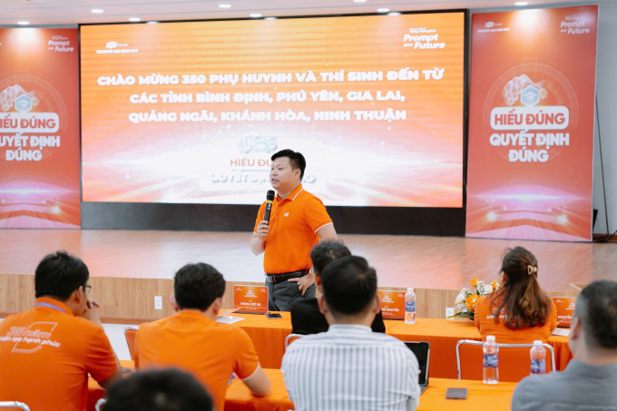 z6687922675359-207beb9e7ab6039-1561-4379-1749468271 Anh Phùng Viết Hà - cựu sinh viên FPT, Giám đốc tại FPT Software, chuyên gia giải pháp AI chia sẻ tại hội thảo. Ảnh: Trường Đại học FPT