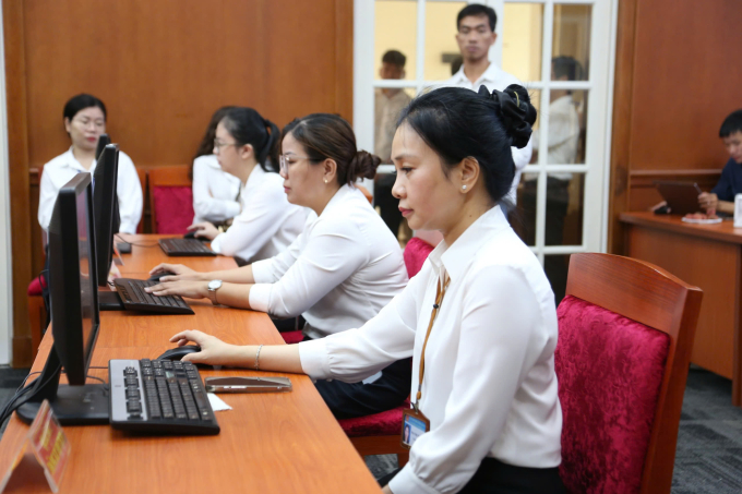 z6696817550551-cfea31e9bdd594a-6504-3947-1750932774 Các bộ UBND phường Sài Gòn thử thao tác vận hành xử lý hồ sơ trong ngày đầu vận hành chính quyền hai cấp ngày 12/6. Ảnh: Đình Văn