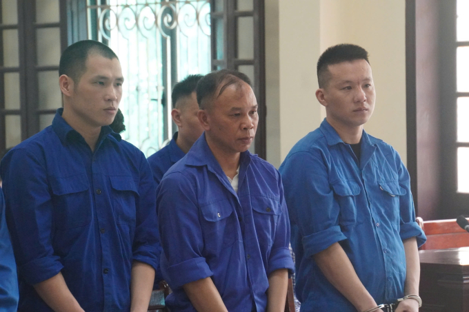 z6699985761914-f759d3a515e29f7-7695-8257-1749787108 Bình đen (giữa) cùng đàn em tại tòa, ngày 13/6. Ảnh: Lê Tân