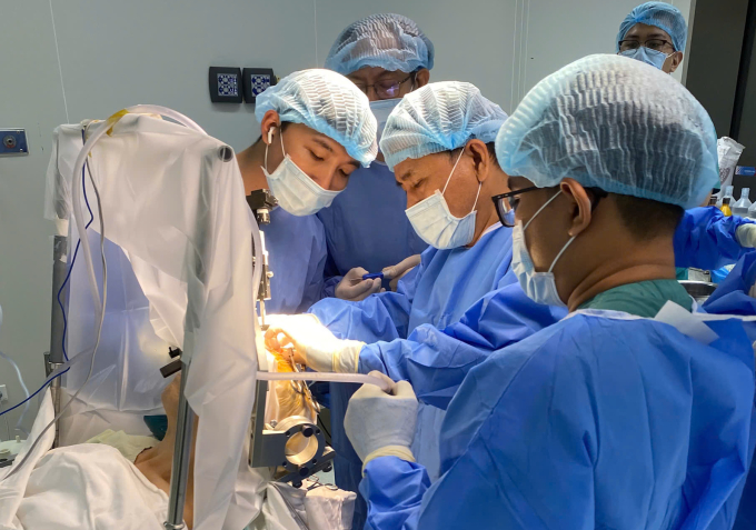 z6700523053462-de3f63c36f67265-3516-4756-1750862660 Các bác sĩ Khoa Ngoại Thần kinh, Bệnh viện Nguyễn Tri Phương, mổ đặt điện cực não sâu cho bệnh nhân. Ảnh: Bệnh viện cung cấp