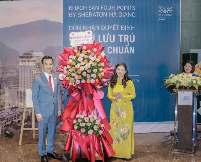 z6701501775552-b1cc4619b128f42-3480-5702-1749823661 Bà Vương Ngọc Hà - Ủy viên ban thường vụ tỉnh ủy, Phó chủ tịch UBND tỉnh Hà Giang tặng hoa chúc mừng tại sự kiện. Ảnh: Nguồn