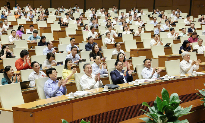 z6709311342130-a336cb023368629-1848-2788-1750038625 Lãnh đạo Đảng, Nhà nước và các đại biểu Quốc hội thông qua Nghị quyết sửa đổi, bổ sung một số điều của Hiến pháp năm 2013. Ảnh: Hoàng Phong