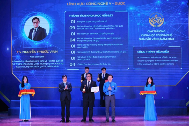 z67166928745825e78dee891a187d956f06e58bcb22876-1750220423477206226409 Quả cầu vàng - Ảnh 1.