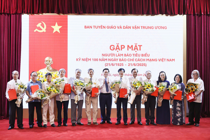 z6721884968600-ed8fd5f7f85abbc-8000-5666-1750341600 Ông Nguyễn Trọng Nghĩa trao quà tri ân các nhà báo lão thành. Ảnh: Phương Linh