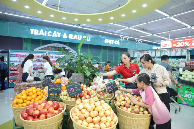 z6722650069941-e986707d37fa480-2544-1827-1750348969 Khách hàng trải nghiệm không gian mua sắm nông sản tươi mát tại WinMart. Ảnh: MSN