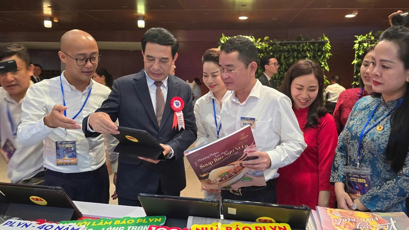 Đại tướng Phan Văn Giang, Ủy viên Bộ Chính trị, Bộ trưởng Bộ Quốc phòng tham quan gian trưng bày báo Pháp Luật Việt Nam. Đại tướng Phan Văn Giang, Ủy viên Bộ Chính trị, Bộ trưởng Bộ Quốc phòng tham quan gian trưng bày báo Pháp Luật Việt Nam.