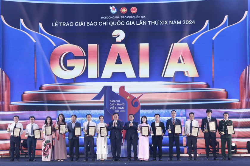 Các tác giả, nhóm tác giả có tác phẩm đạt giải A Giải Báo chí Quốc gia lần thứ XIX năm 2024.