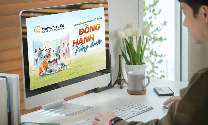 z6731294000532-58ef39c2ef444a3-7875-9129-1750593936 Khách hàng tìm hiểu sản phẩm bảo hiểm Đồng hành vững bước. Ảnh: Hanwha Life