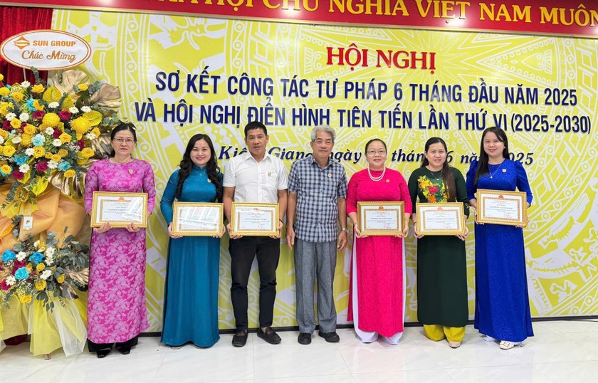 Giám đốc Sở Tư pháp tỉnh Kiên Giang Trần Văn Khái trao Giấy khen cho các tập thể có thành tích xuất sắc trong phong trào thi đua giai đoạn 2020-2025