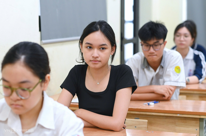 z6746281559619-6defc10c99d09a9-1186-6702-1750992255 Thí sinh trước giờ làm bài thi tốt nghiệp, tại trường THPT Nguyễn Trường Tộ, quận Đống Đa, Hà Nội, sáng 27/6. Ảnh: Giang Huy