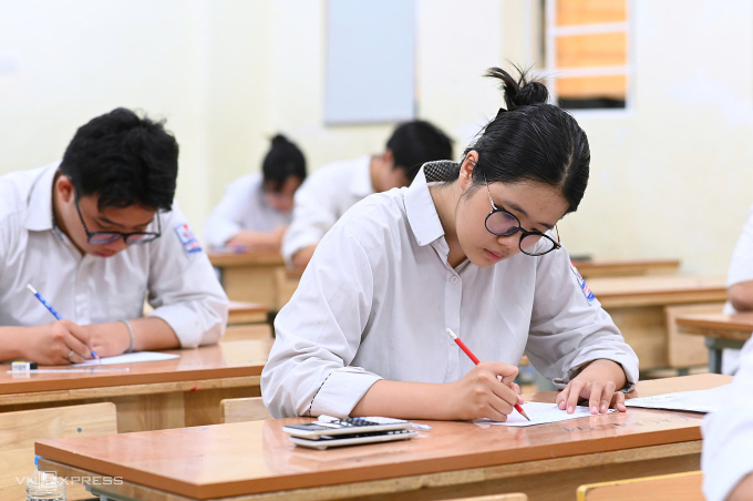z6746313565791-62bfd9e1c5027e6-3232-1114-1750991954 Thí sinh làm bài thi tốt nghiệp tại trường THPT Nguyễn Trường Tộ, quận Đống Đa, Hà Nội, sáng 27/6. Ảnh: Giang Huy