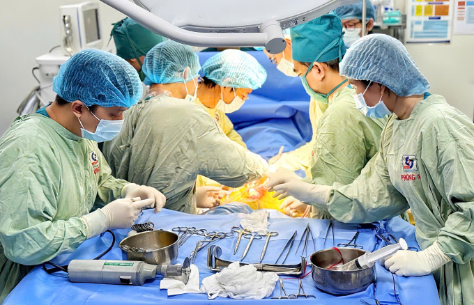 z6753079233908-3635e70ba7a95cf-1712-5995-1751188247 Các bác sĩ phẫu thuật tại Bệnh viện Nhân dân Gia Định, sáng 29/6. Ảnh: Bệnh viện cung cấp