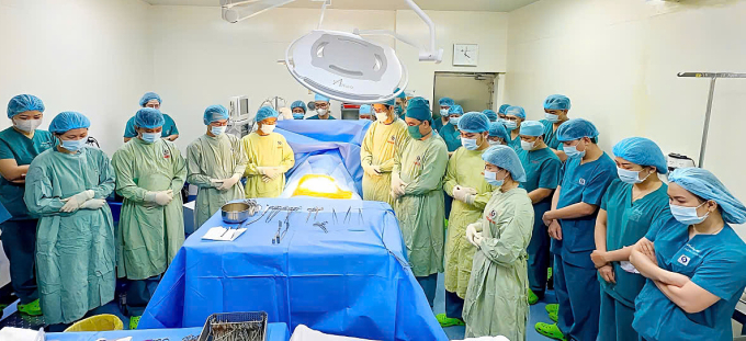 z6753079236752-4aa90c89d38d1bf-8131-6085-1751188247 Các y bác sĩ tri ân bệnh nhân trước ca mổ lấy tạng, rạng sáng 29/6. Ảnh: Bệnh viện cung cấp
