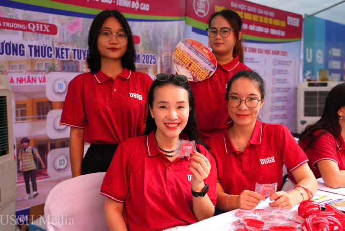 0-1753090864-4877-1753091059 Gian hàng của trường Đại học Khoa học Xã hội và Nhân văn, Đại học Quốc gia Hà Nội, tại Ngày hội lựa chọn nguyện vọng 2025 hôm 19/7. Ảnh: USSH Media