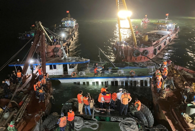 02-1752972812-1753231483-5412-1753231715 Bộ đội Hải quân cùng các lực lượng khác tại hiện trường tìm kiếm người mất tích. Ảnh: Lê Tân
