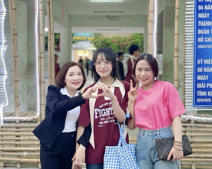 03-1752420583-4419-1752424495 Bảo Châu cùng cô giáo Phạm Thị Nhớ (bên trái). Ảnh: Gia đình cung cấp