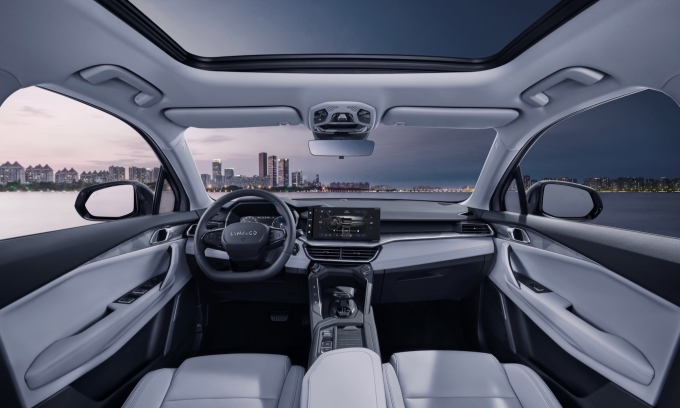 06-front-interior-beige-jpeg-1-1371-3005-1751726457 Nội thất Lynk & Co 06 bản Core Plus lược bỏ một số tiện nghi như điều hòa 2 vùng, cửa một chạm chỉ còn phía tài. Ảnh: Lynk & Co