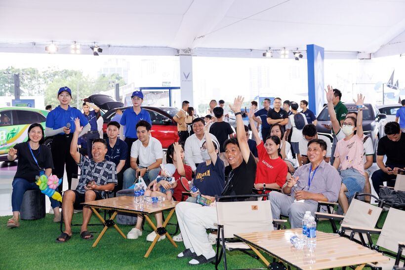 1-06344205 Không khí của sự kiện “Thu xăng – Đổi điện” luôn sôi động với sự tham gia của đông đảo khách hàng đăng ký trải nghiệm, tư vấn, định giá xe.