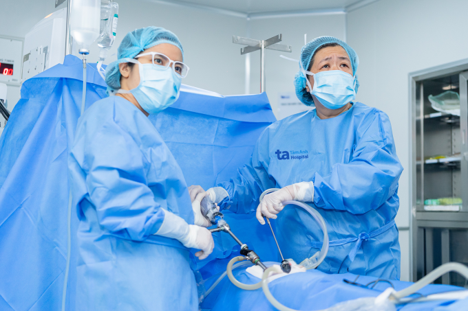1-11-1752192041-1767-1752192198 Êkíp phẫu thuật nội soi cắt vòi trứng phải, nơi thai làm tổ ngoài tử cung. Ảnh: Tuệ Diễm